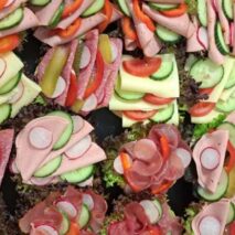 Höhner’s Lokale Genüsse – Ihr Café und Feinkosttreffpunkt für frische, nachhaltig hergestellte Spezialitäten aus der Region.