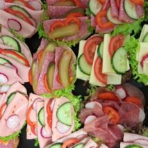 Höhner’s Lokale Genüsse – Ihr Café und Feinkosttreffpunkt für frische, nachhaltig hergestellte Spezialitäten aus der Region.